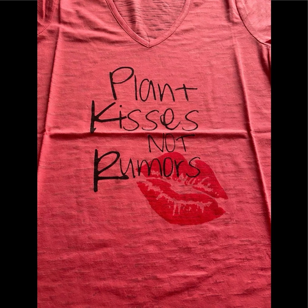 Vintage Y2K Women’s Monogram T-Shirt “Plant Kisses 😘 Not Rumors” Sz M NWOT
